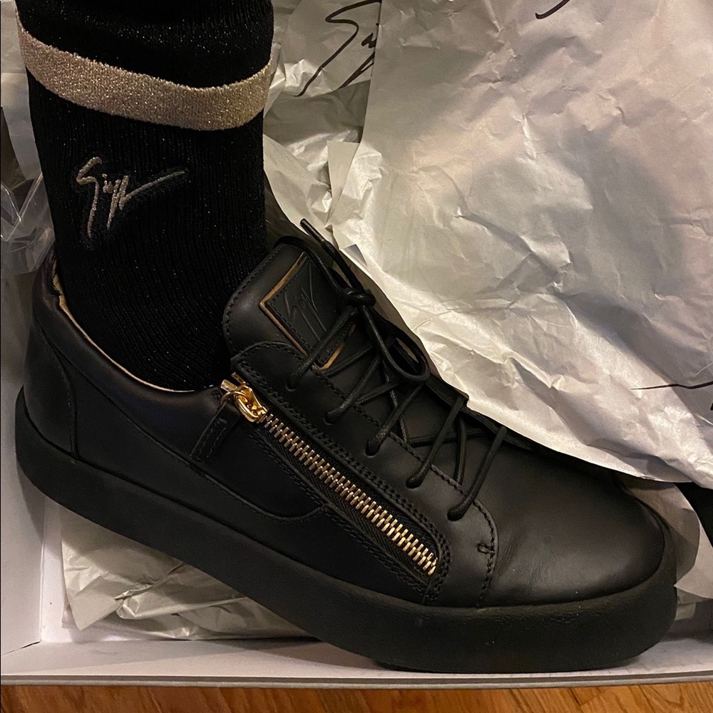 Worn 4 times, in very good condition